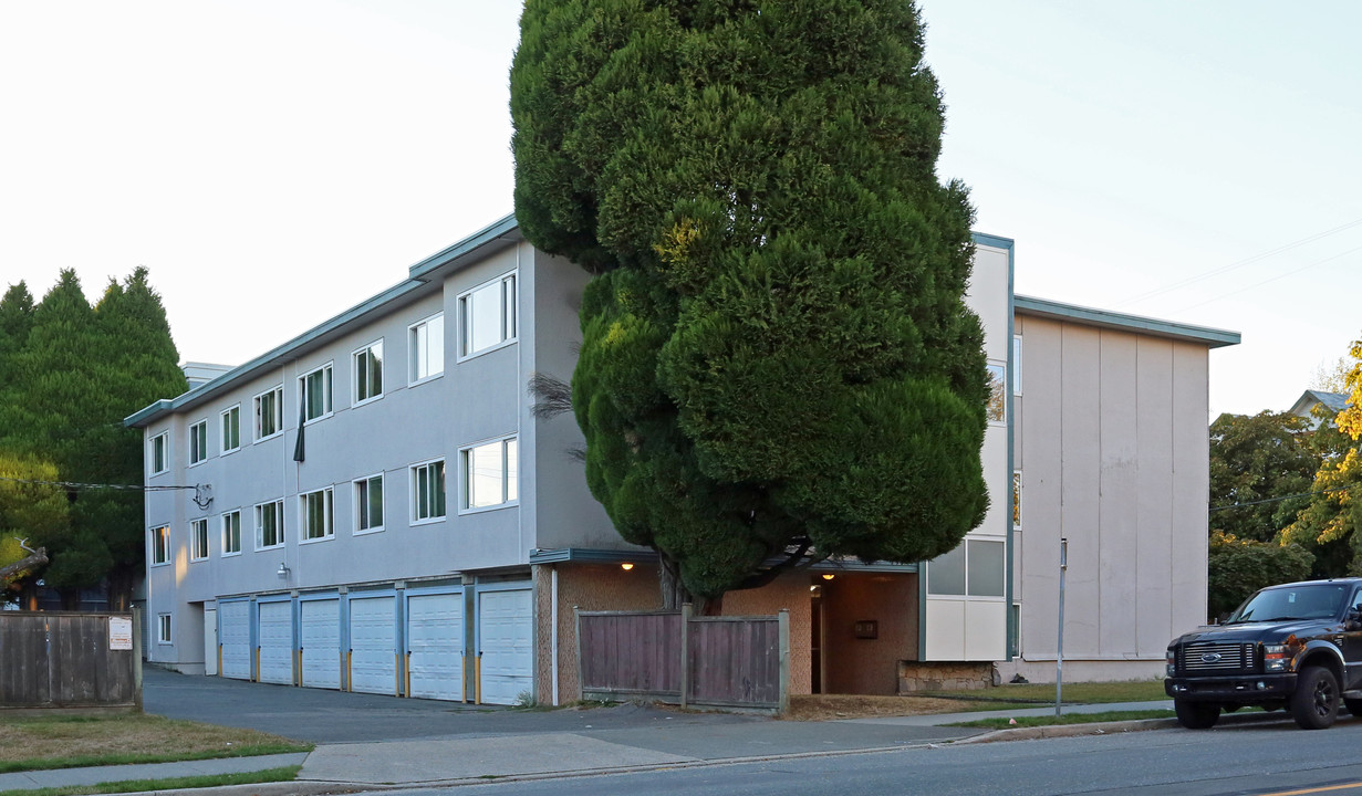 2611 Victoria Dr in Vancouver, BC - Building Photo