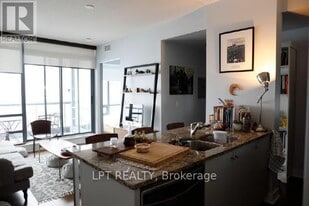 438 King St W in Toronto, ON - Building Photo