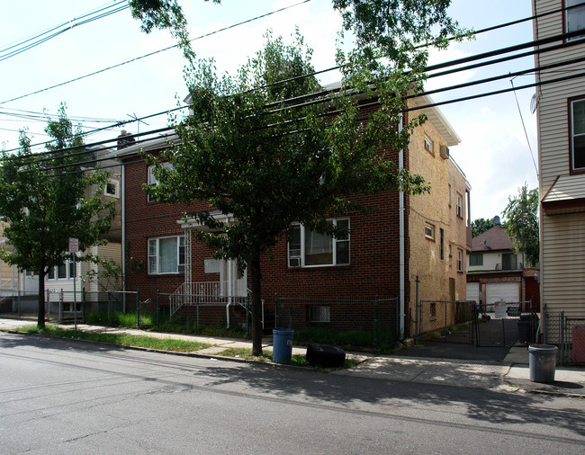 704-706 N 6th St in Newark, NJ - Foto de edificio - Building Photo