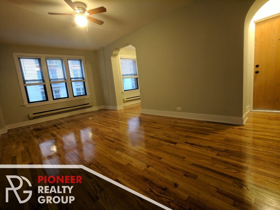 429 W Roscoe St, Unit #425-401 in Chicago, IL - Foto de edificio
