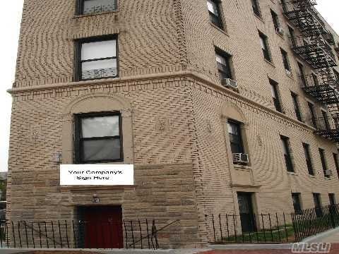 39-25 65th Street in Flushing, NY - Foto de edificio - Building Photo