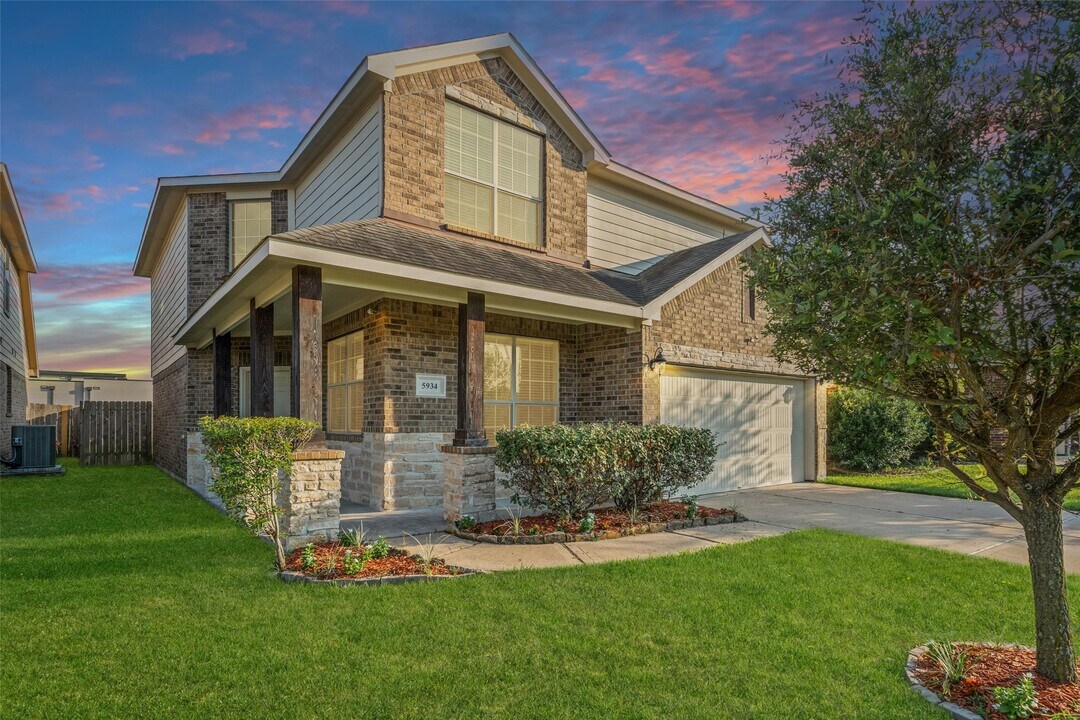 5934 Carpenters Hollow Court in Houston, TX - Building Photo