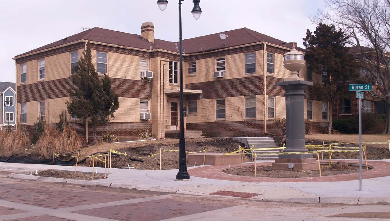 Lyndon Hall in Wichita, KS - Foto de edificio