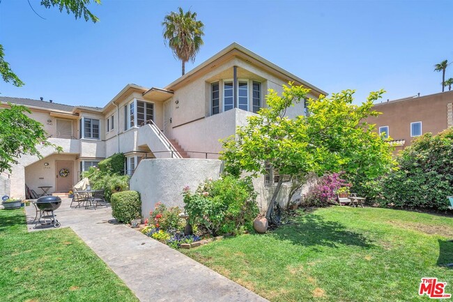 1546 S Holt Ave in Los Angeles, CA - Foto de edificio - Building Photo