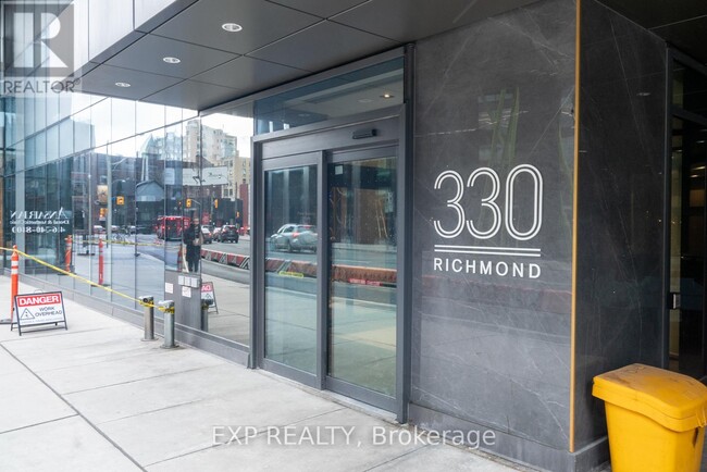 330-2330 Richmond St W in Toronto, ON - Building Photo - Building Photo