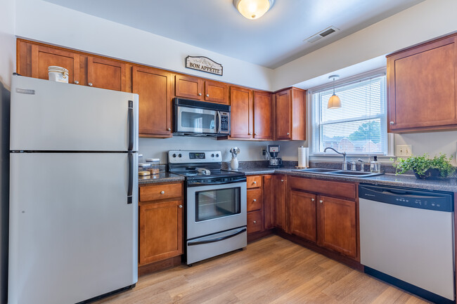 Farmingdale Townhouses in Hopewell, VA - Building Photo - Interior Photo