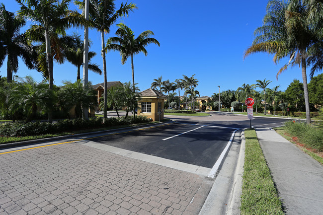 Indian Trace Apartments in West Palm Beach, FL - Building Photo - Building Photo