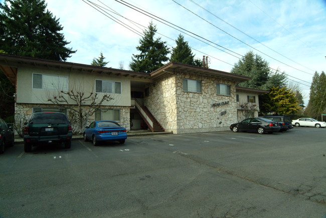 Astro Plaza Apartments in Burien, WA - Building Photo - Building Photo