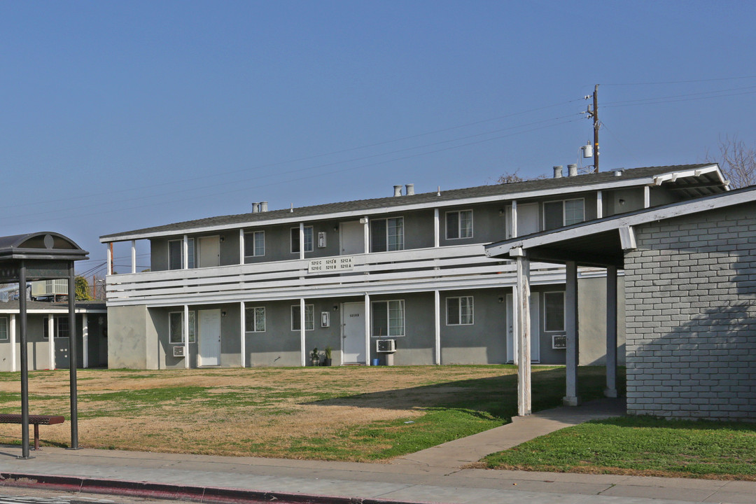 Faircastle in Fresno, CA - Building Photo