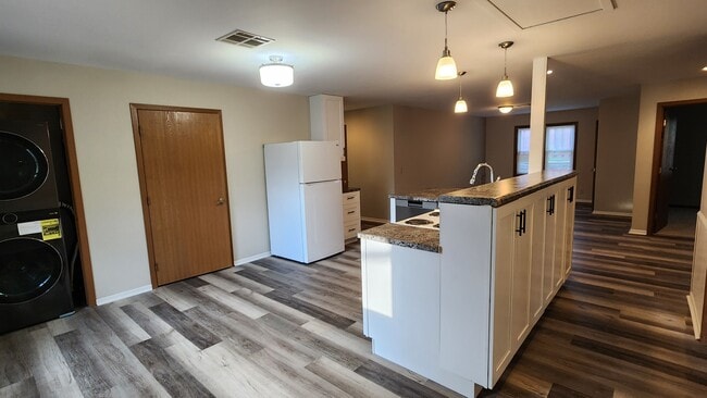538 Woodridge Ct, Unit 2 in Menomonie, WI - Foto de edificio - Building Photo