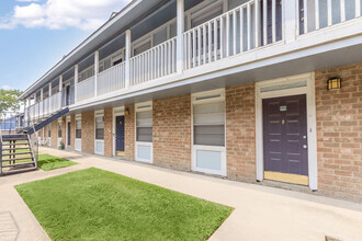 Embassy House in Corpus Christi, TX - Building Photo - Building Photo