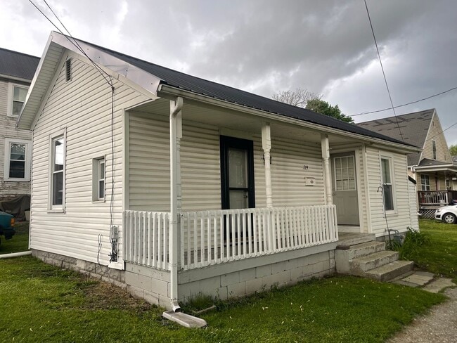 329 N 6th St in Coshocton, OH - Building Photo - Building Photo