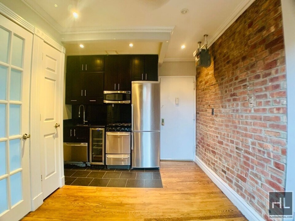 Mott Street in New York, NY - Building Photo