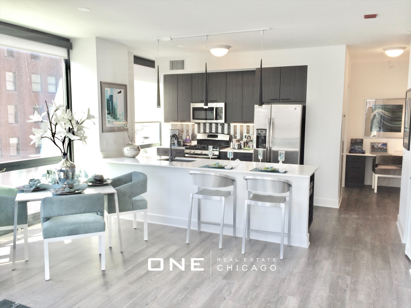 80 E Lake St in Chicago, IL - Building Photo