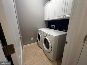 8195 Falls Grove Dr in Manassas, VA - Building Photo - Building Photo