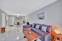 41 Collins Ave, Unit 403 in Miami Beach, FL - Building Photo - Building Photo