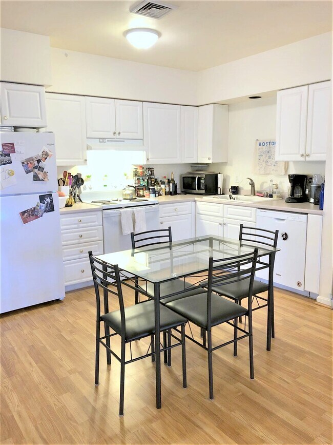 3 Kent Ct, Unit 5 in Somerville, MA - Foto de edificio - Building Photo