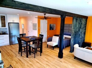 2481 E Canal Dr, Unit Sunshine Studio in Turlock, CA - Building Photo - Building Photo