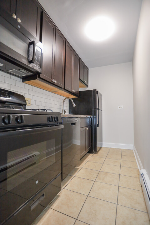 561 W Cornelia Ave, Unit #482 in Chicago, IL - Building Photo