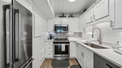 5717 Thomas Dr in Panama City, FL - Foto de edificio - Building Photo