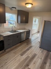 260 E Sherman St in Lebanon, OR - Building Photo - Building Photo