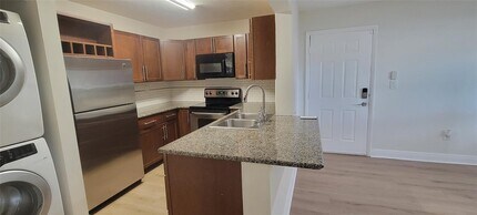 350 Palm Cir W, Unit 104 in Pembroke Pines, FL - Foto de edificio - Building Photo