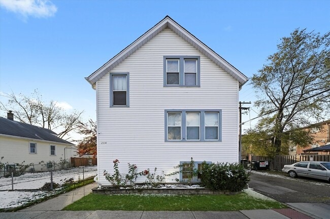 2334 N 74th Ave, Unit 2 in Elmwood Park, IL - Building Photo - Building Photo