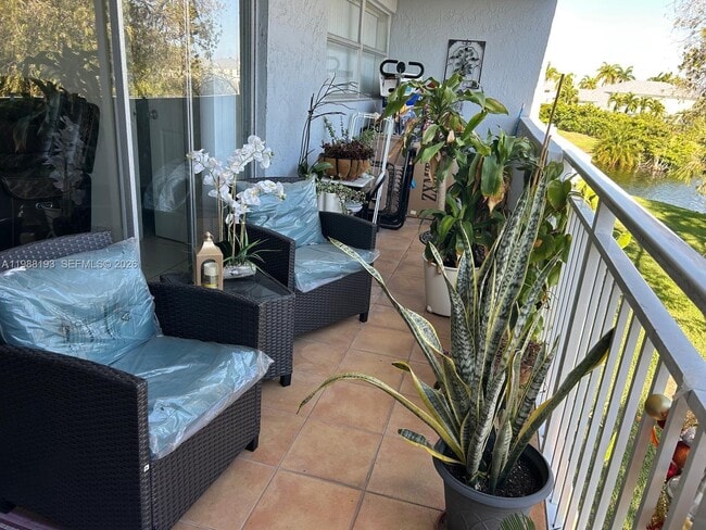 9375 Fontainebleau Blvd in Miami, FL - Foto de edificio - Building Photo