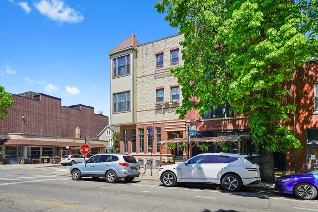 property at 2024 W Roscoe St
