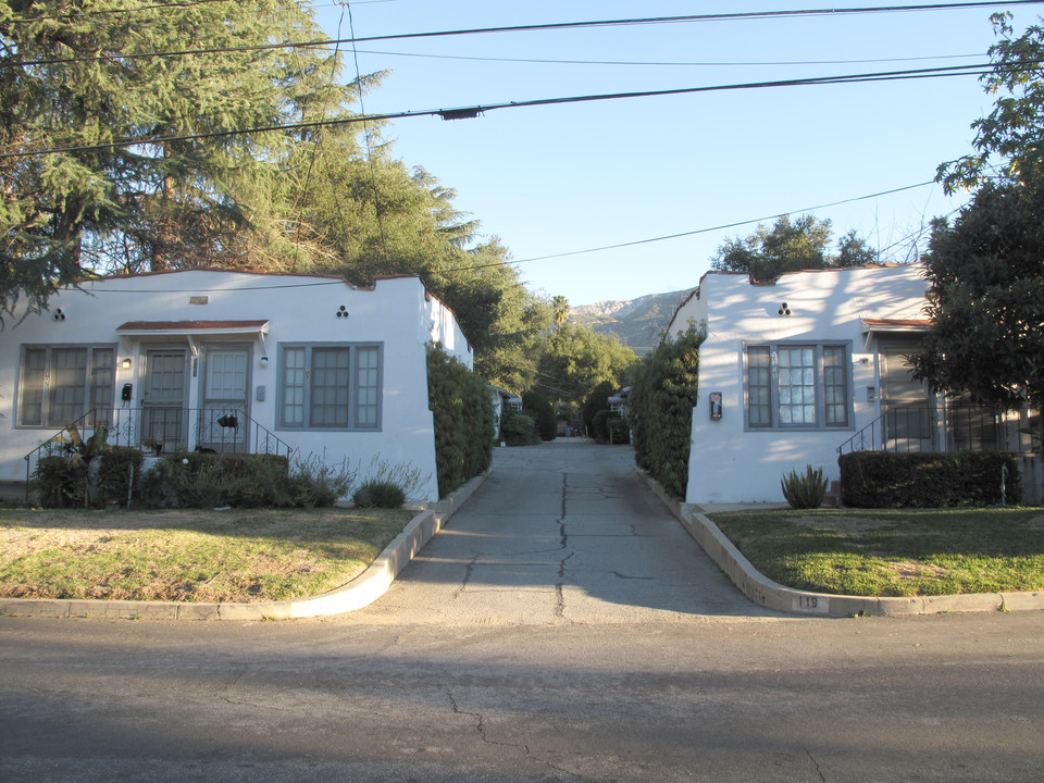 111-119 E Pine St in Altadena, CA - Building Photo