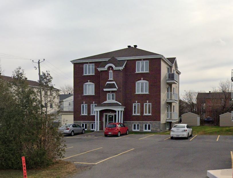 606 Chicoine Rue in Vaudreuil-dorion, QC - Building Photo