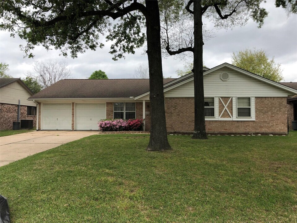 14307 Lantern Ln in Houston, TX - Building Photo