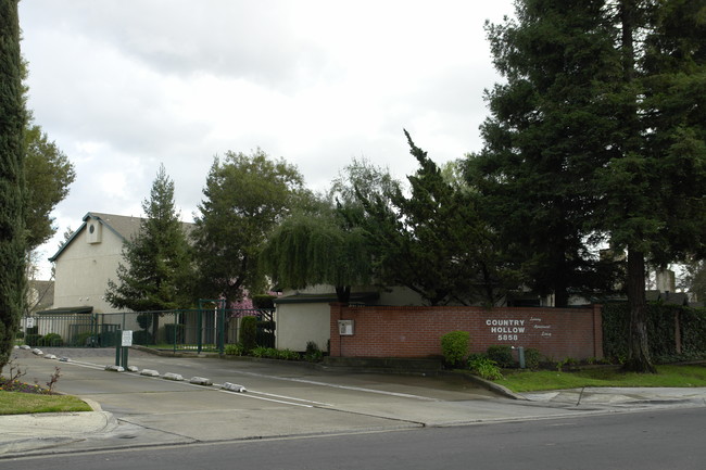 Country Hollow Apartments in Stockton, CA - Foto de edificio - Building Photo