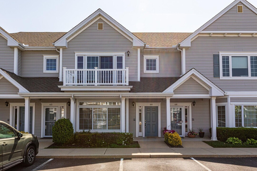 66 Barbara Ct in Amityville, NY - Building Photo