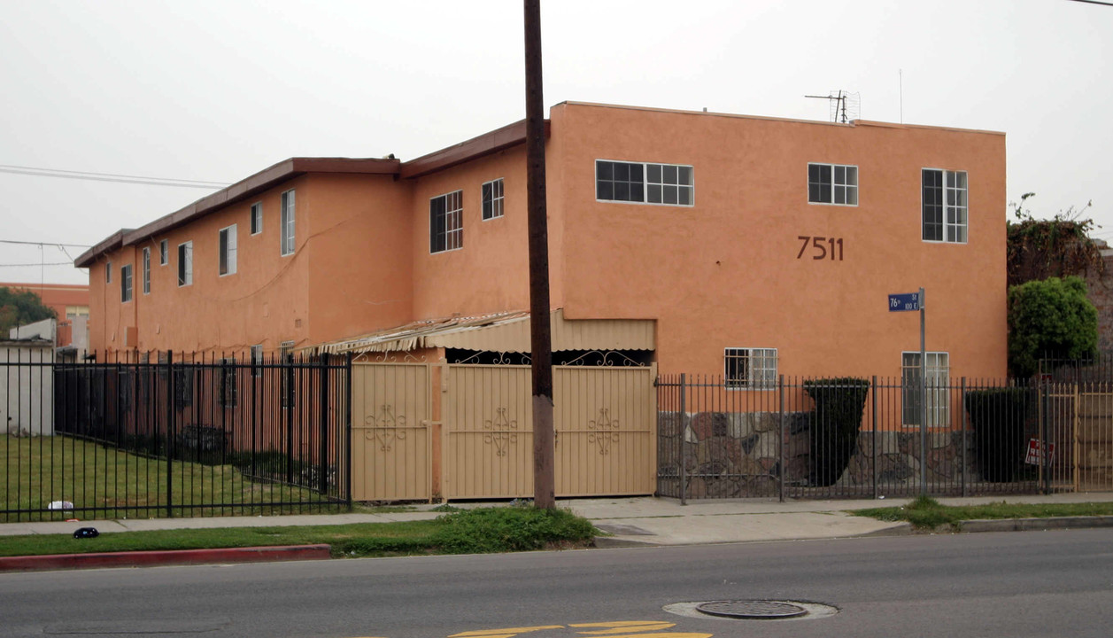 7511 S Main St in Los Angeles, CA - Building Photo