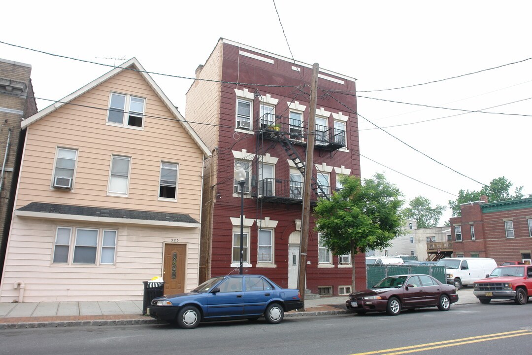 527 State St in Perth Amboy, NJ - Building Photo