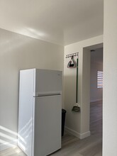 2037 N Brighton St in Burbank, CA - Foto de edificio - Building Photo