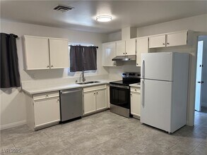 2005 Fontenelle St in Las Vegas, NV - Building Photo - Building Photo