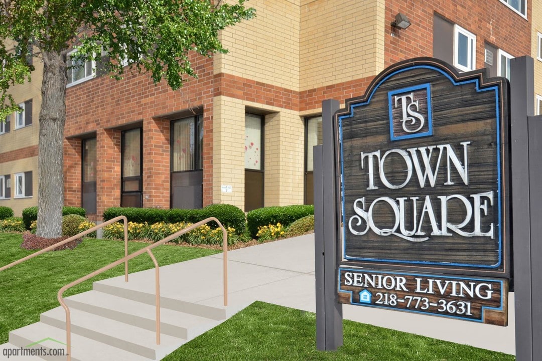 Town Square Apartments in East Grand Forks, MN - Building Photo