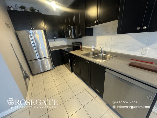 Spacious 3+1 Bedroom Freehold Townhouse with Garage & Fenced Backyard in Brampton in Brampton, ON - Building Photo - Building Photo