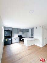 22423 Del Valle St in Los Angeles, CA - Building Photo