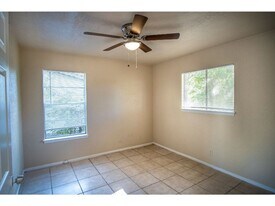 6916 Shady Grove Dr in San Antonio, TX - Building Photo