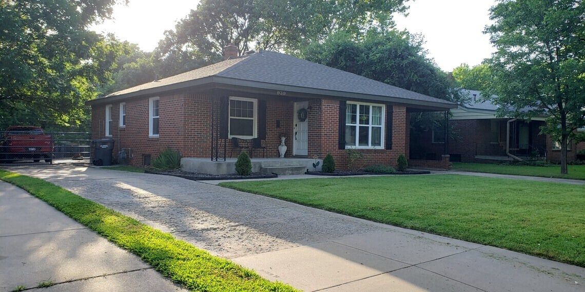 939 N Crestway St in Wichita, KS - Foto de edificio