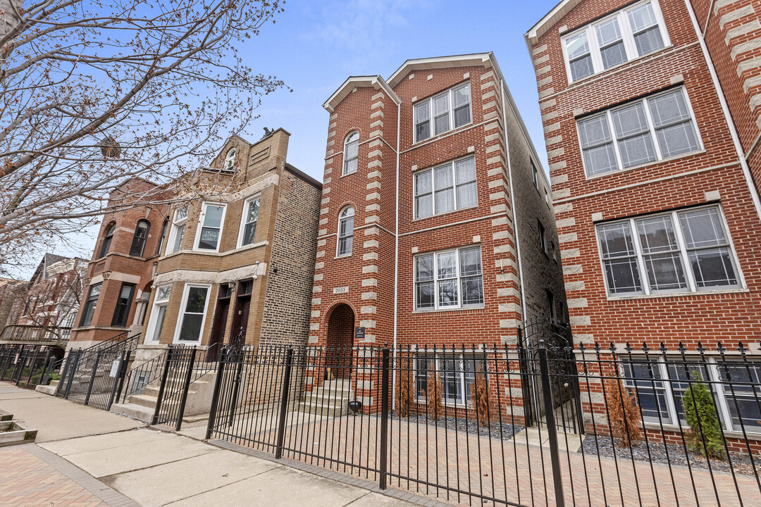 2033 W Huron St, Unit # 01 in Chicago, IL - Building Photo