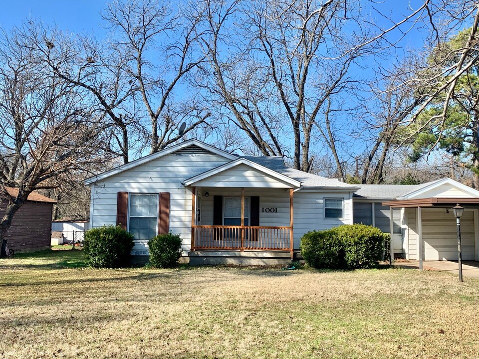 1001 Lydick Ln in River Oaks, TX - Building Photo