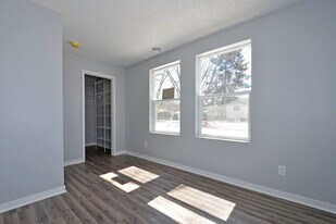 681 Glencoe St NE in Fridley, MN - Building Photo