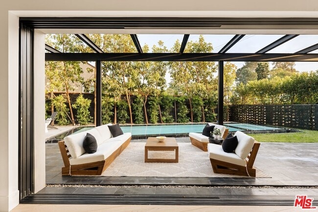 5988 W 76th St in Los Angeles, CA - Foto de edificio - Building Photo