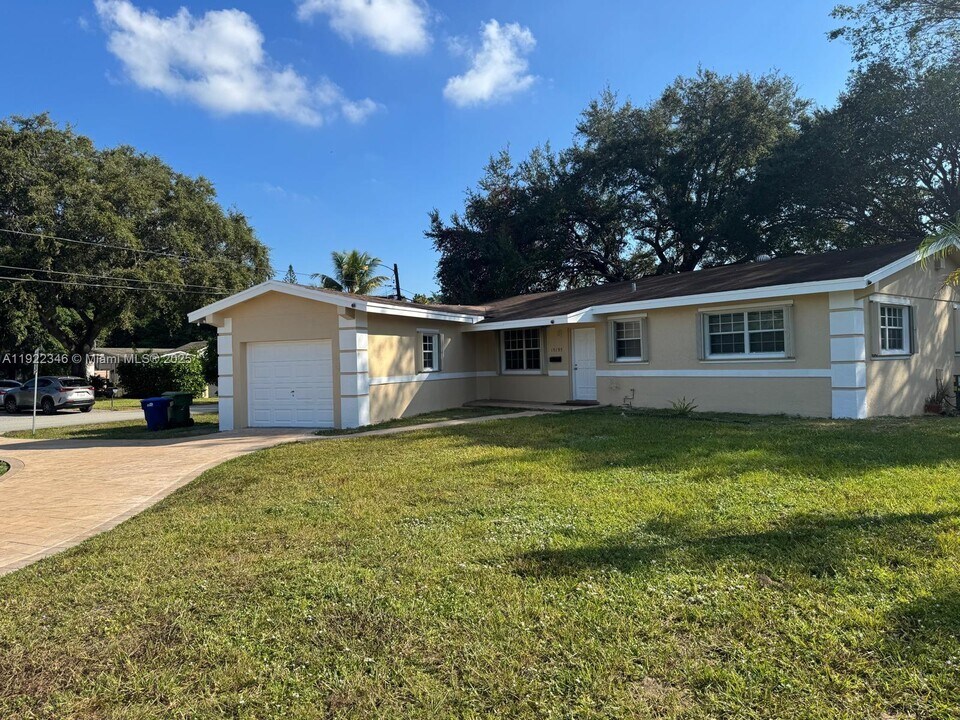 15195 NE 2nd Ave in Miami, FL - Building Photo