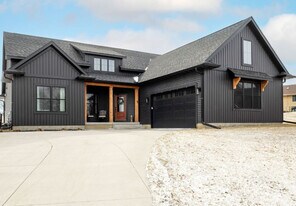 1 Country Club Ct in Le Claire, IA - Building Photo