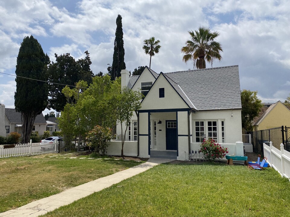 1594 E Howard St in Pasadena, CA - Foto de edificio